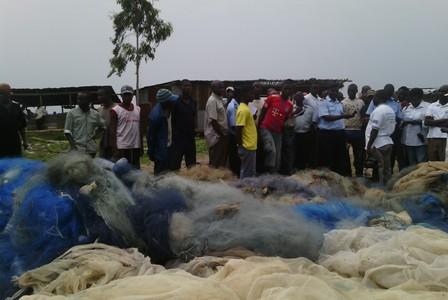 parties prenantes autour des engins de pêche illégaux saisis rassemblement des parties prenantes afin de sortir un procès verbal de saisi et de destruction des engins de pêche illégaux saisis