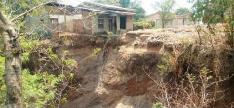 Le phénomène de ravinement fait des ravages dans certains quartiers de la municipalité de Bujumbura. L’exemple le plus emblématique est le ravin qui sépare les quartiers Kamesa et kinanaira II de la zone Musaga.