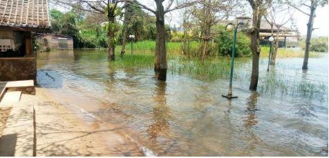 Au restaurant de l’hôtel Safari Gate, certaines paillotes et toilettes sont encore sous l’eau.