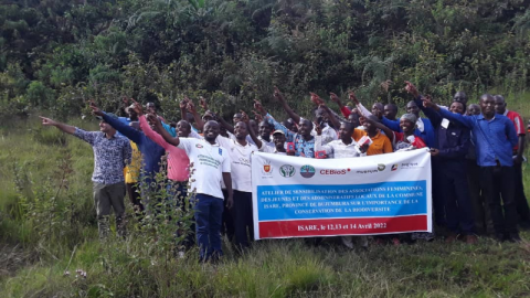 Séance de sensibilisation à Isare au Burundi Photo de famille